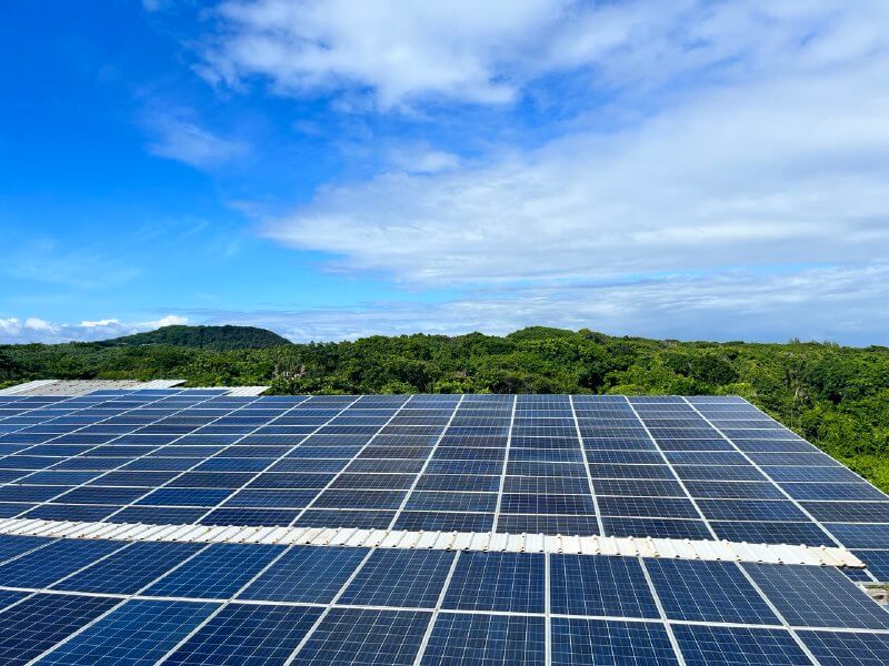 Paneles solares UPCO instalados en tejados residenciales en la isla de Utila
